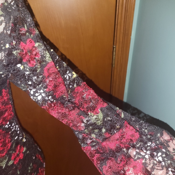 Almost Famous lace top - Picture 3 of 4